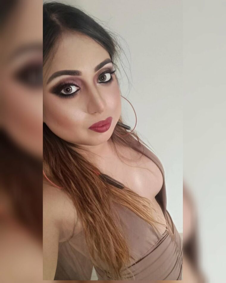 Shemale Sunayna 48